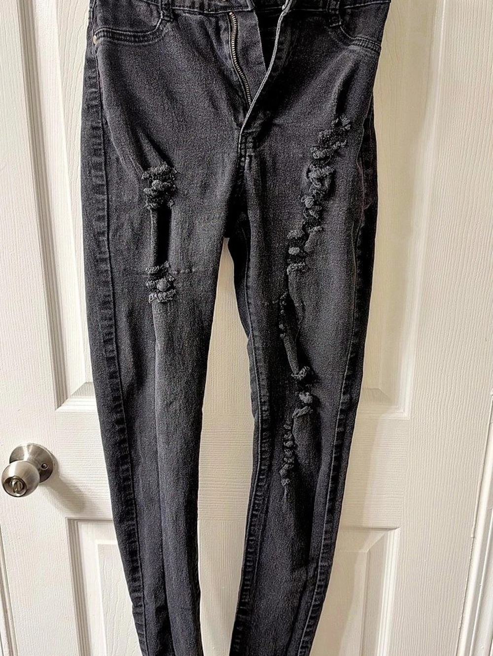 Fashion Nova Distressed Skinny Jeans in Black